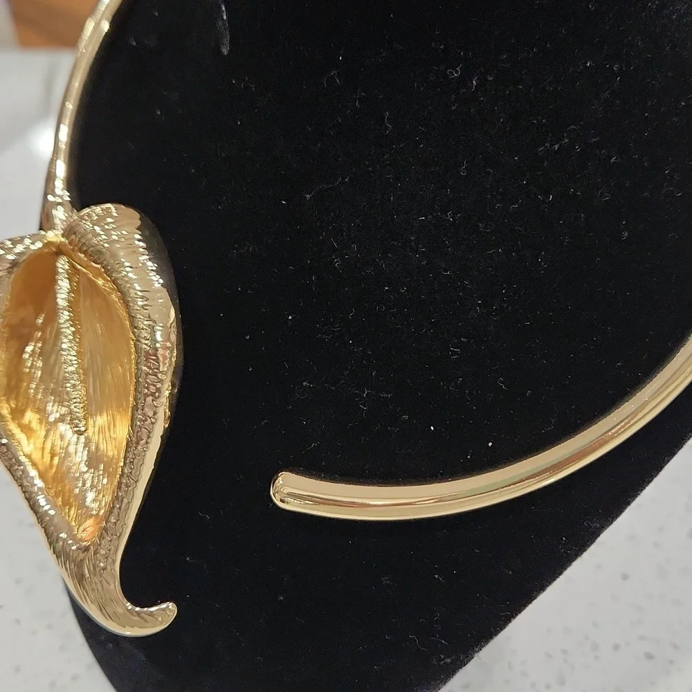💛▪️Camila Coelho▪️ Gold Tone Calla Lily Statement Choker Floral Necklace